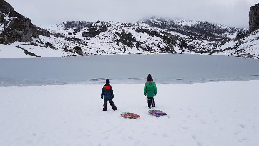 Dos niños junto al lago La Ercina, en el parque nacional de los Picos de Europa, durante la última &quot;nevadona&quot;.