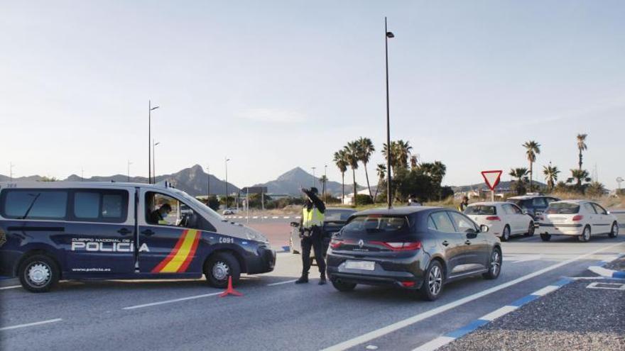 Uno de los controles de la Policía Nacional a la entrada sur de la ciudad. | T. Á.C.