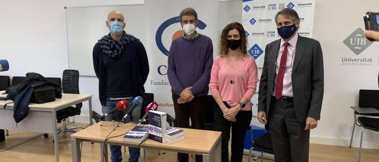 Bartomeu Castell, Margalida Miralles, Joan Amer y Joan Josep Caldés, en el edificio de sa Riera.