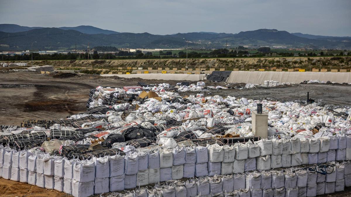Sacos con restos de amianto y otras sustancias tóxicas en el vertedero de residuos peligrosos de Castellolí.