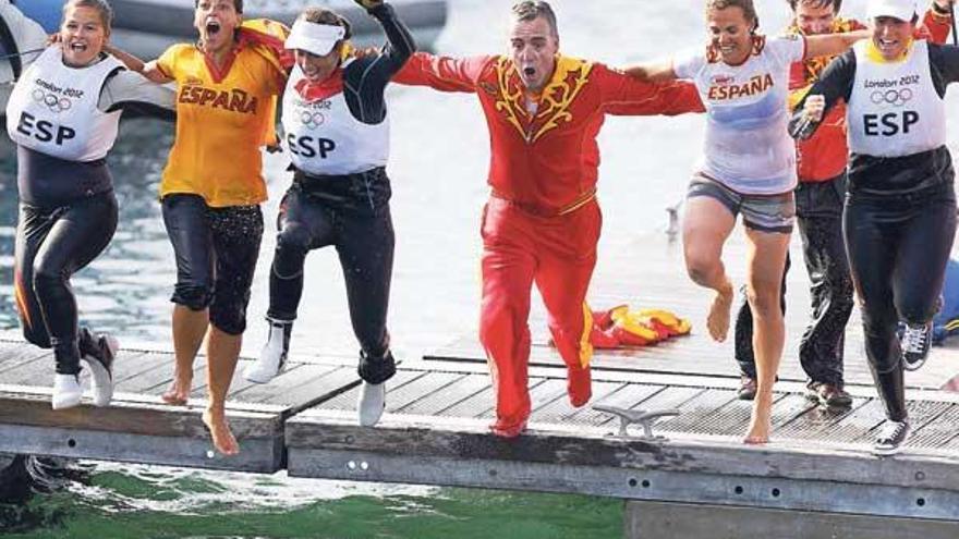 Antonio Otero, en un segundo plano, festeja con Echegoyen, Toro y otros miembros del equipo el oro lanzándose al agua. // Jorge Zapata