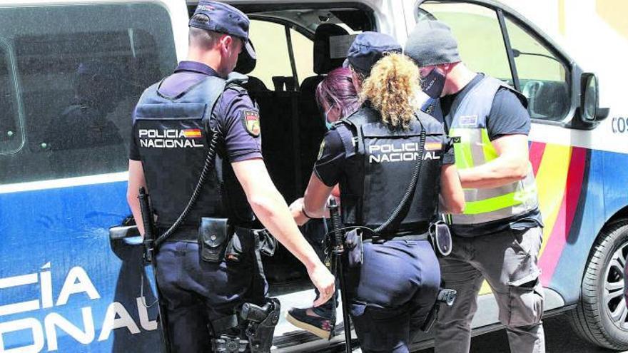 Agentes de la Policía Nacional detienen a una mujer. |  // E.P.