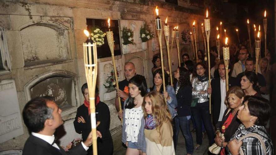 Participantes en una visita guiada nocturna por el Cementerio de San Amaro, en A Coruña.