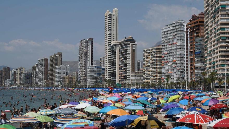 Una platja plena a Benidorm