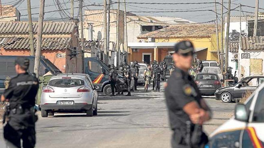 Policías en la operación contra el clan de ´El Raúl´ en Son Banya.