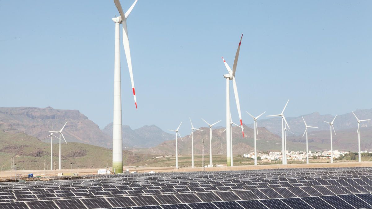Aerogeneradores y paneles solares en una planta energética.
