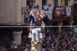 En imágenes | Teruel estalla con la puesta del panuelo al Torico