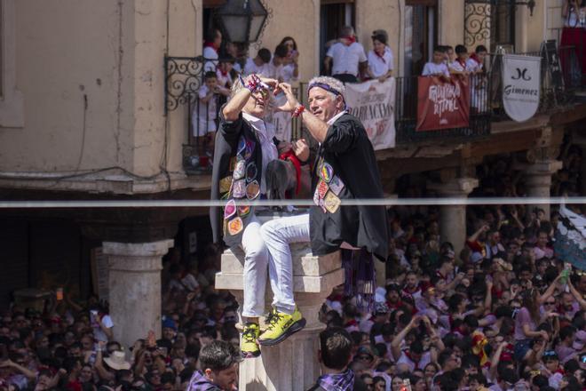 En imágenes | Teruel estalla con la puesta del panuelo al Torico