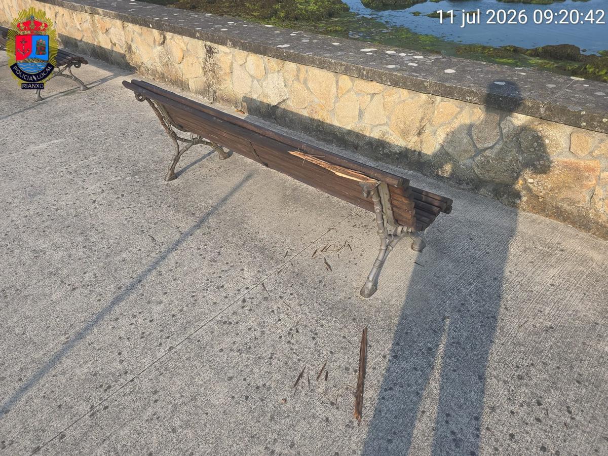 Un dos bancos que sufriu danos polos actos vandálicos.