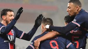 Los jugadores del PSG abrazan a Icardi tras el 1-0