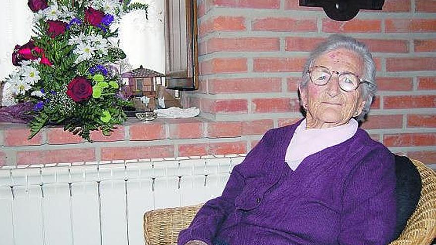 Ramona Antón Gonzalo, en el salón de su casa de Ruenes.