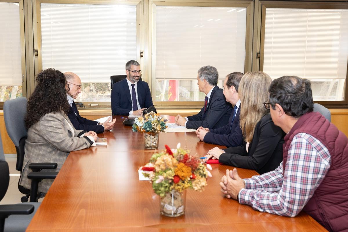 El delegado del Gobierno, Francisco Lucas, se reunió con la dirección del INSS en la Región.