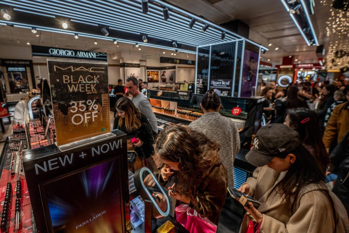 El Corte Inglés de Plaza Catalunya (Barcelona), este viernes de Black Friday por la tarde