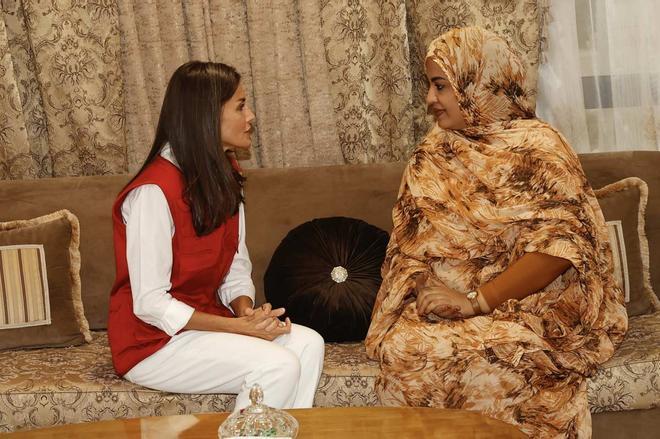La reina Letizia, con chaleco de cooperación, conversa con una responsable de Mauritania