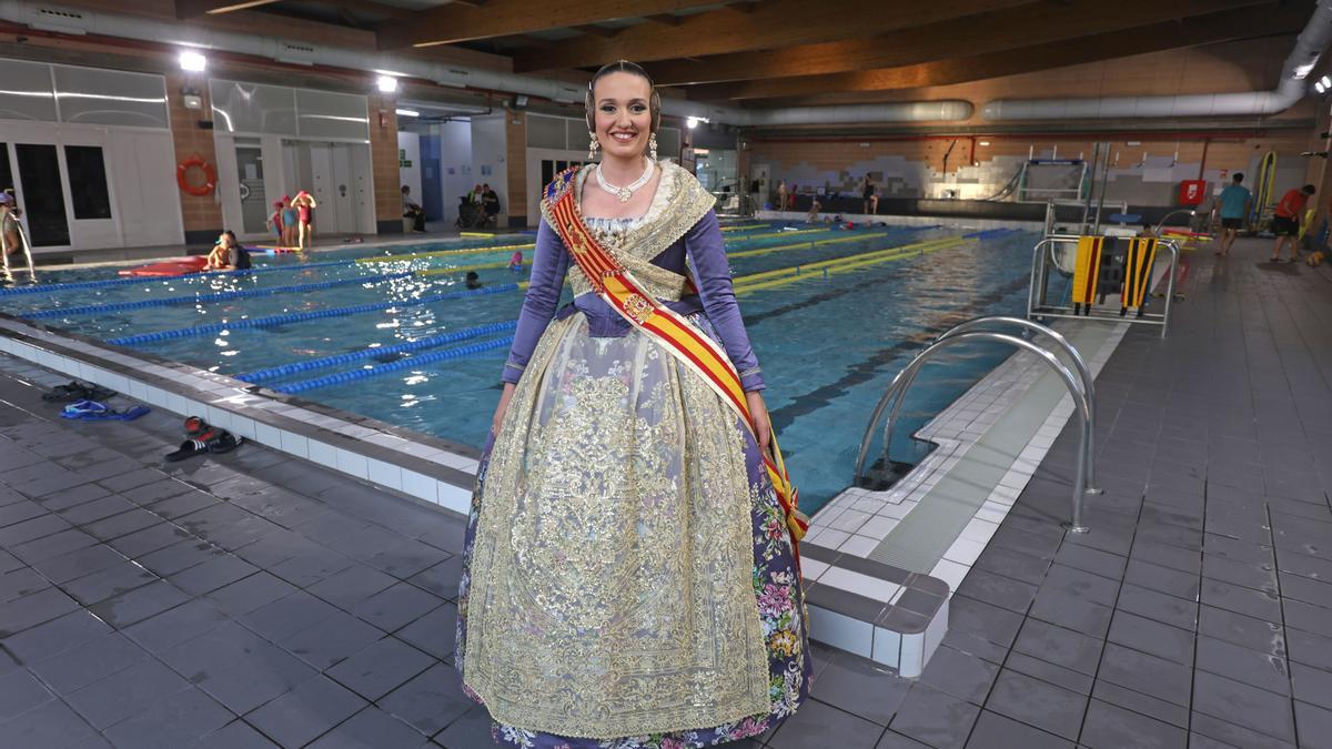 La Fallera Mayor de València, en su piscina