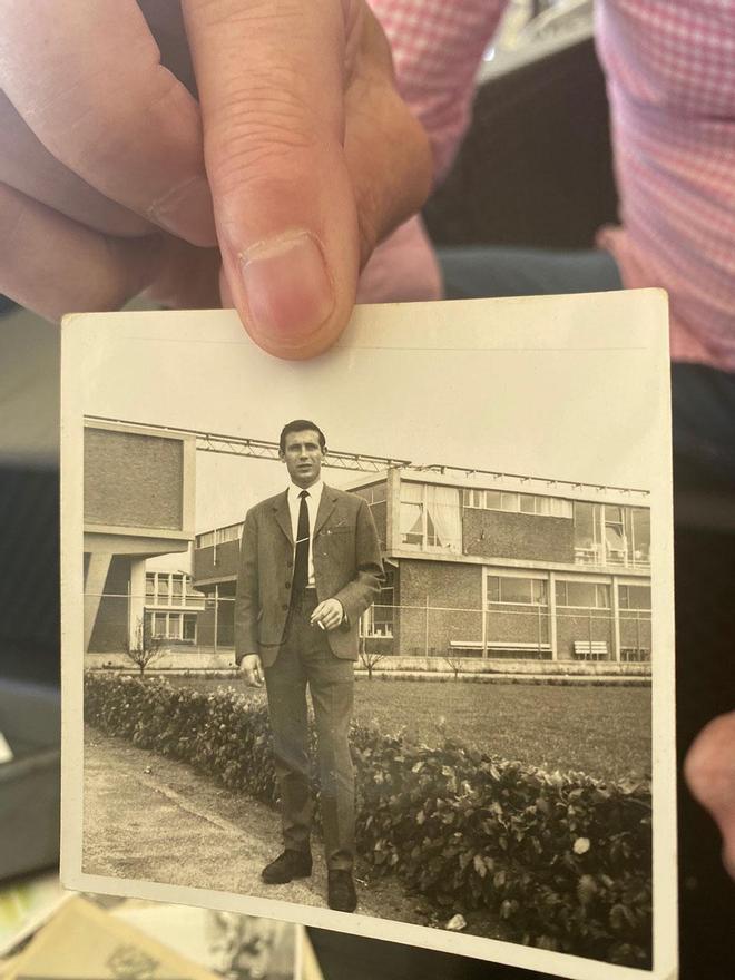 Manuel mostrando una fotografía suya ante la fábrica en la trabajó en Holanda