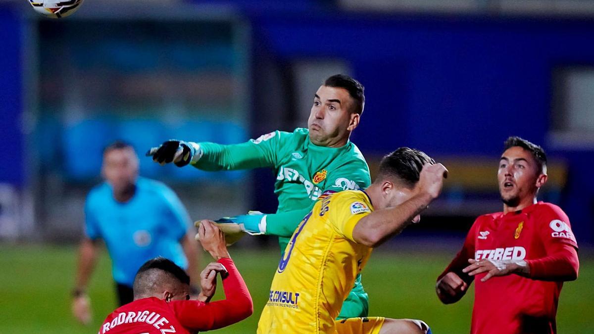 Manolo Reina despeja el balón en un instante del encuentro que enfrentó el pasado lunes al Alcorcón frente al Real Mallorca.