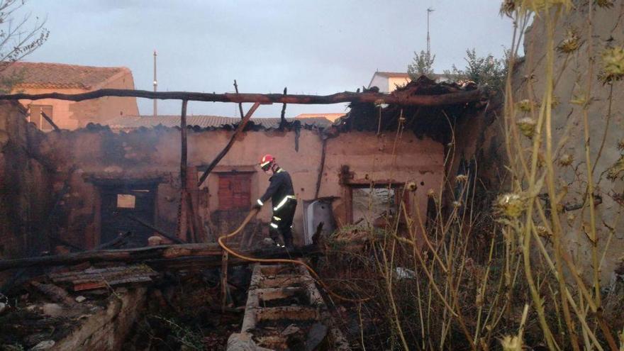 Los bomberos de Toro extinguen el incendio en Vallesa de la Guareña