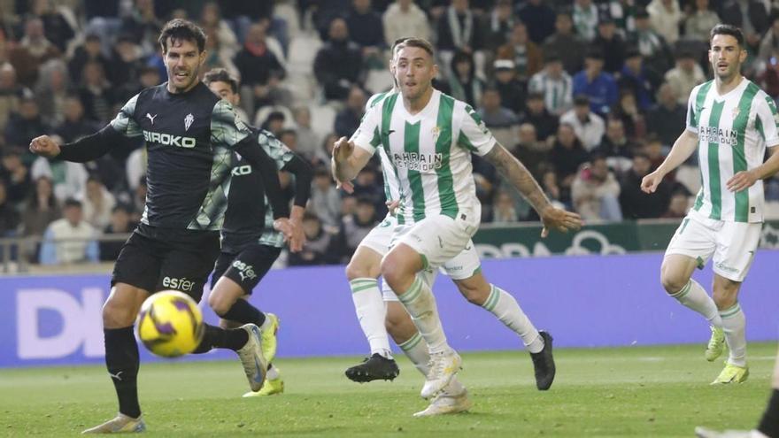 Antonio Casas persigue el esférico en el Córdoba CF-Sporting de Gijón.