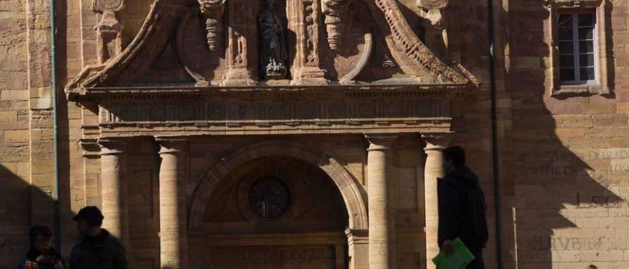 La portada de San Isidoro, en la plaza del Ayuntamiento.