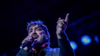 Antonio Orozco celebra la vida en una plaza del Pilar abarrotada
