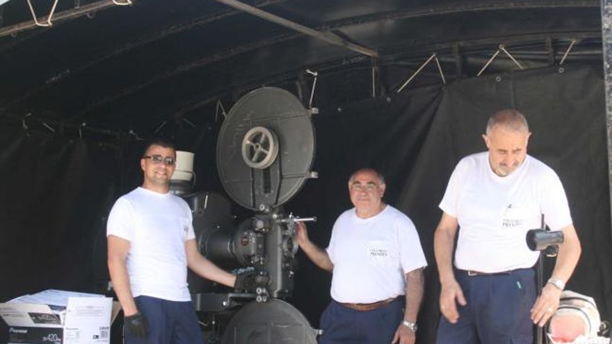 Los operarios del Teatro Prendes preparando, ayer, el proyector en el parque de Les Conserveres.