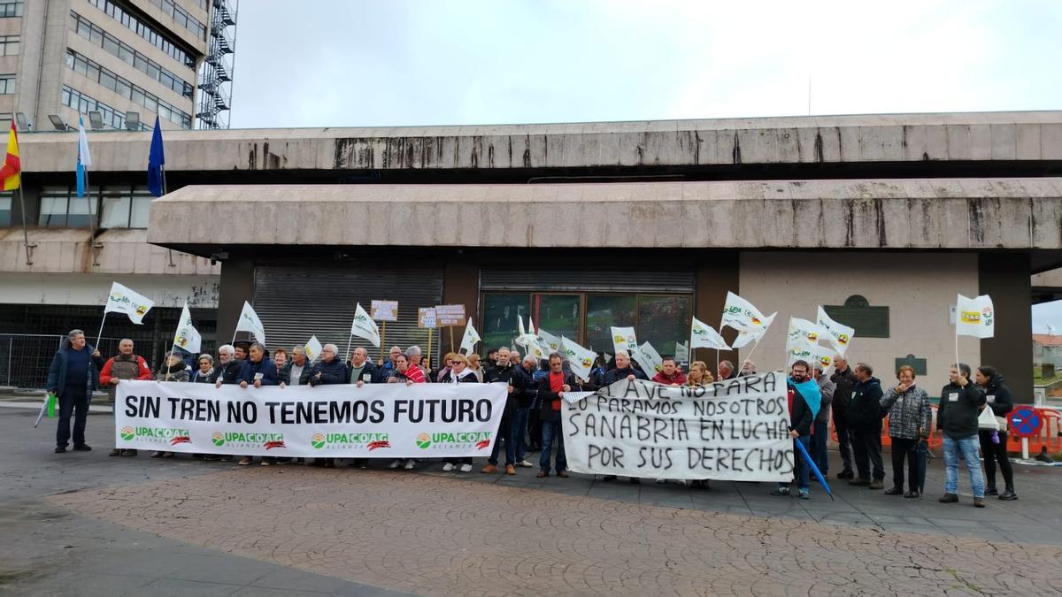 Protesta de la Alianza UPA-COAG en Vigo por las paradas de tren en Sanabria