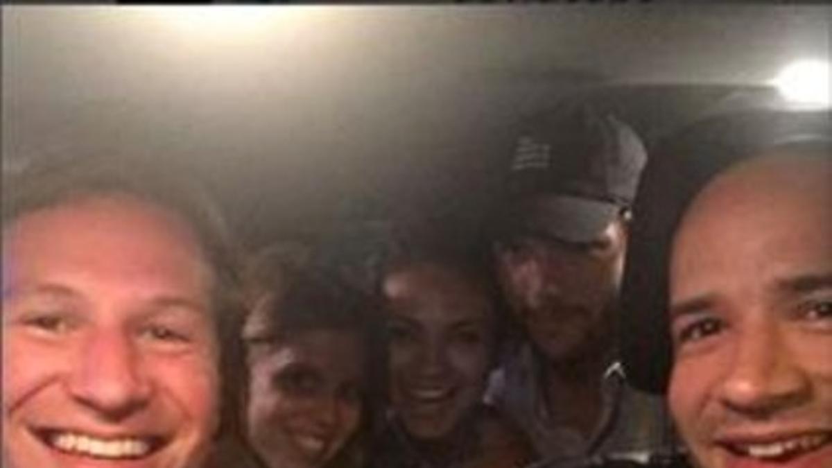 Kutcher, Kunis y Beatriz de Inglaterra comparten taxi_MEDIA_1