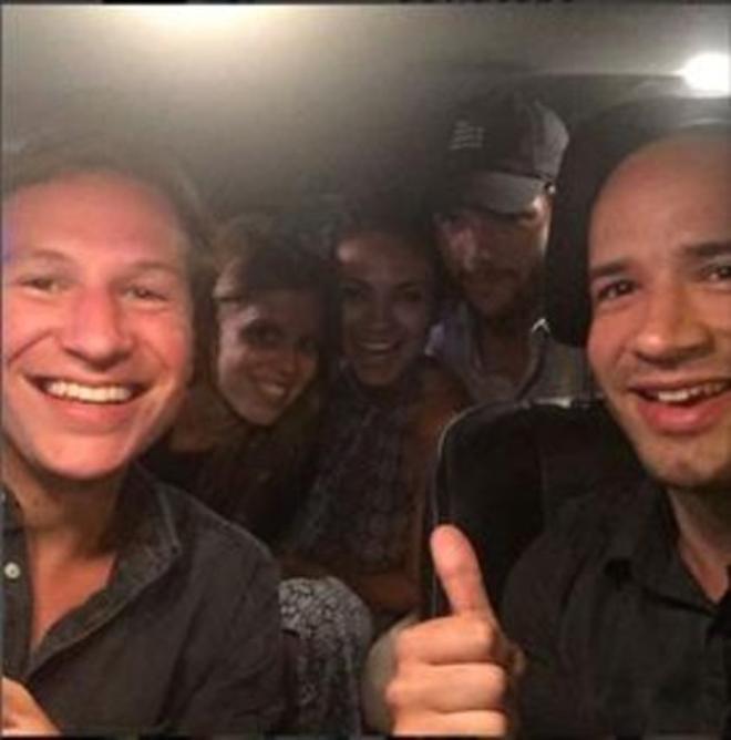 Kutcher, Kunis y Beatriz de Inglaterra comparten taxi_MEDIA_1