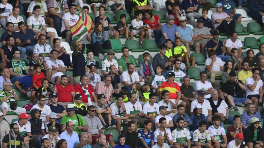 Aficionados del Elche, durante un partido