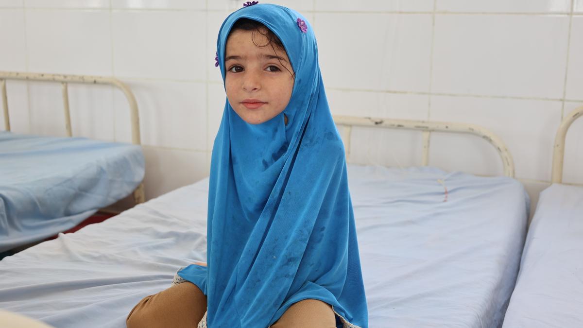 Una pequeña paciente tratada de sarampión en Yemen