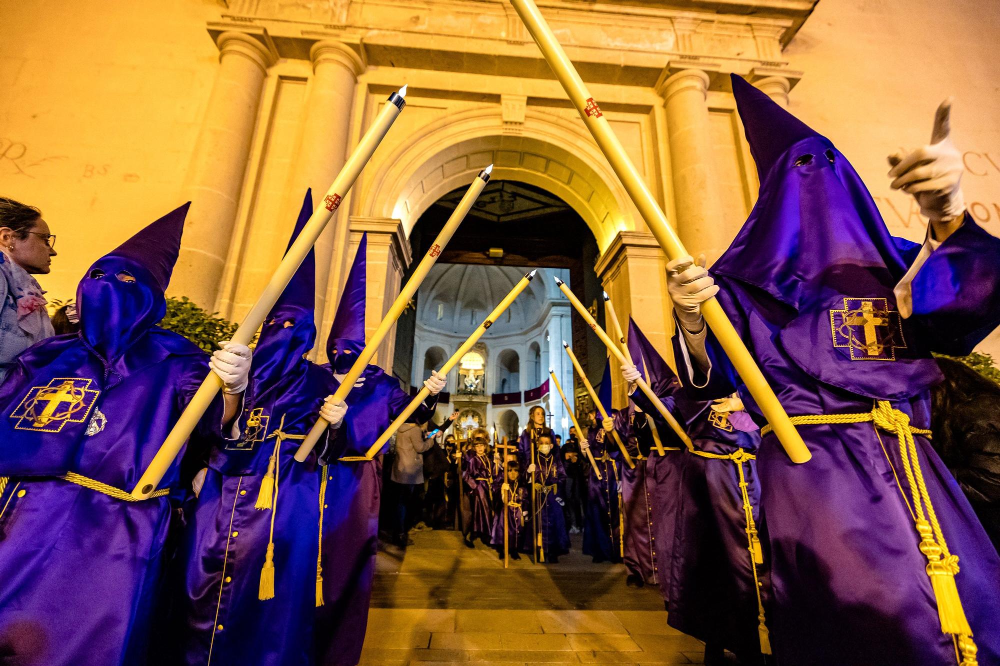 Nuestro Padre Jesús La hermandad de Nuestro Padre Jesús cierra esta jornada con la salida, tras dos años de parón por la pandemia, de la procesión desde la Concatedral de San Nicolás con la imagen titular del Nazareno con la cruz, anónimo de Escuela Valenciana que data de 1942; y la Santísima Virgen de las Penas, obra de Víctor García Villalgordo en 2008, ambas en sus tronos recién restaurados pues la corporación fundada en 1941 ha aprovechado para modernizar las estructuras que dan soporte a las esculturas por las calles.