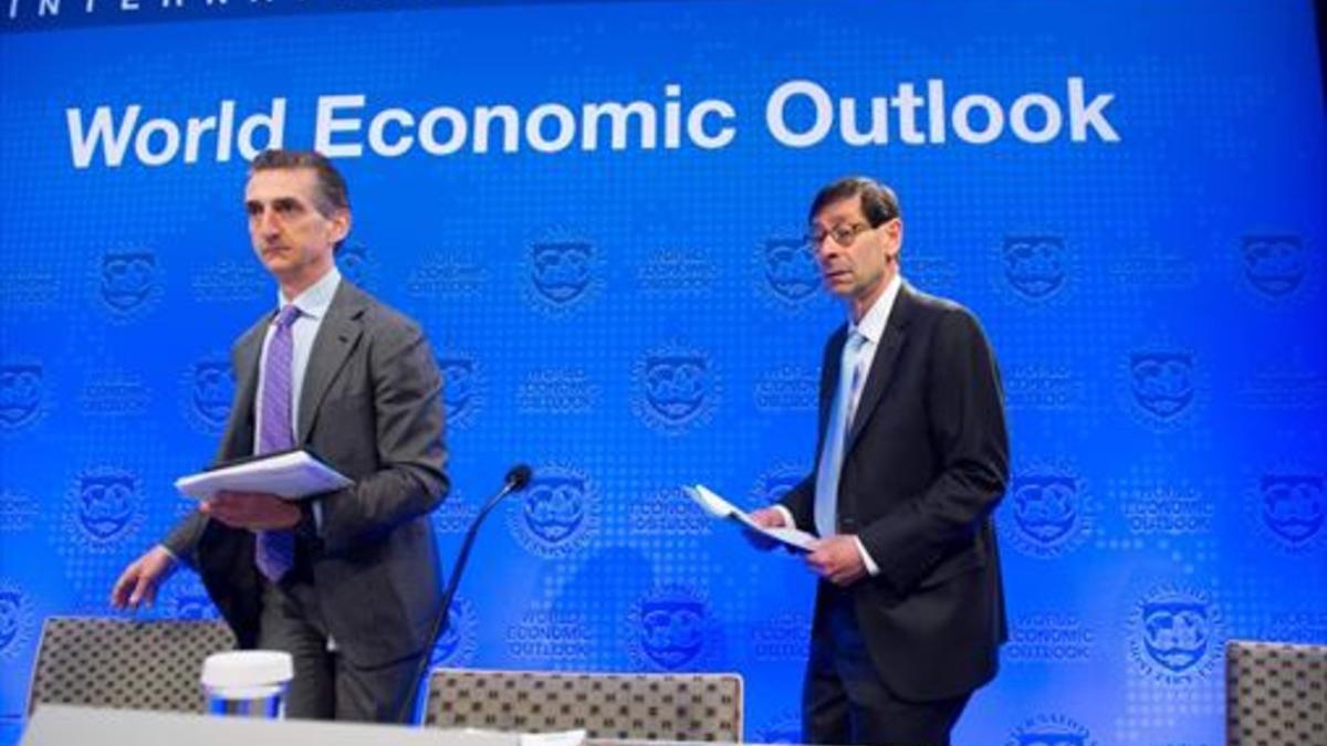 Gian Maria Milesi-Ferretti y Maurice Obstfeld presentan el informe de previsiones mundiales para el 2018 en la sede del FMI, en Washington.