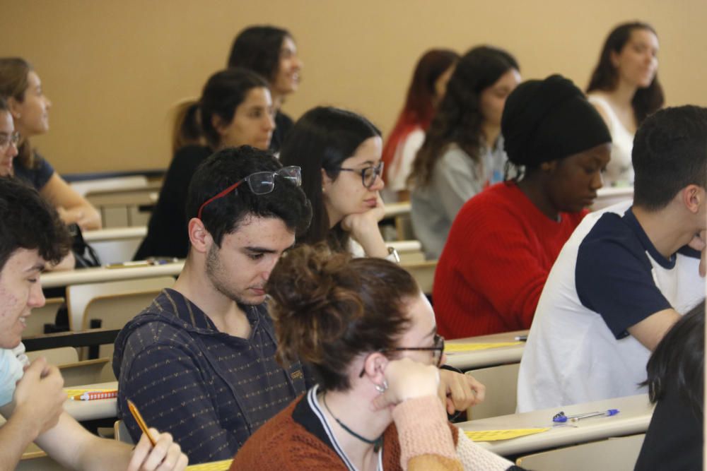 Estudiants que avui fan les PAU a la Facultat de Ciències Econòmiques de la Universitat de Girona (UdG) a punt de començar els exàmens de les Proves d'Accés a la Universitat (PAU) el 12 de juny de 20