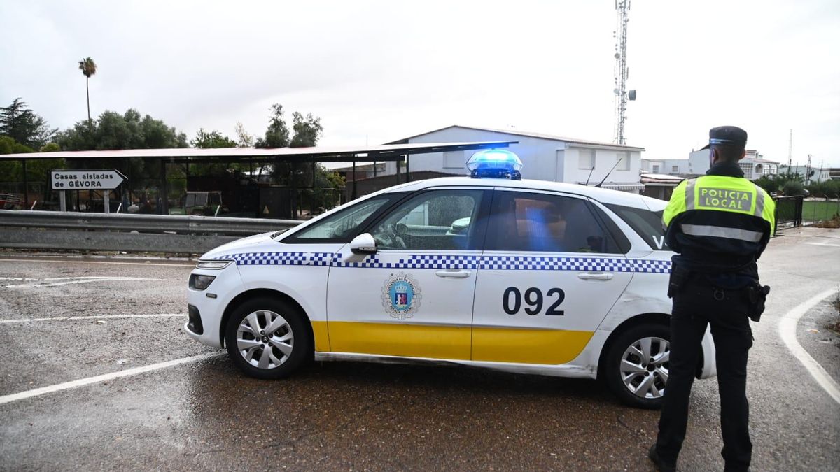 La Policía Local mantiene cortado el acceso a las Casas Aisladas de Gévora, tras ser evacuadas.