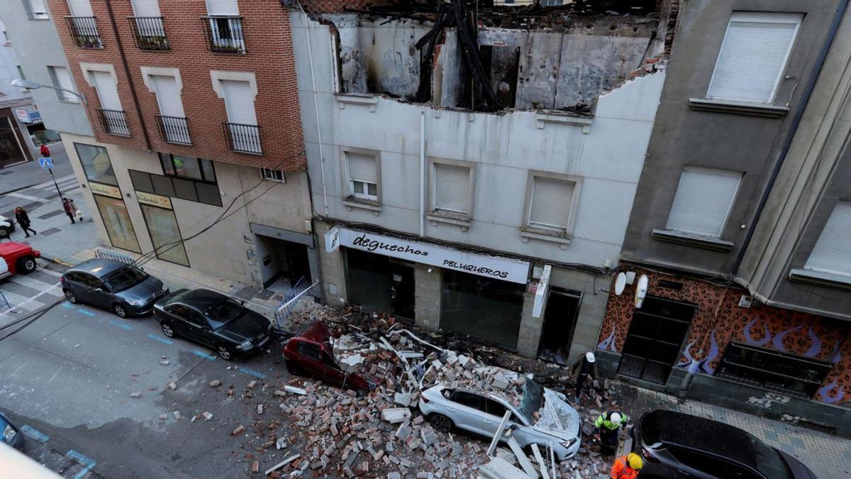 Estado en que quedó el inmueble, situado en el centro de Ponferrada, tras la explosión.  | // EFE