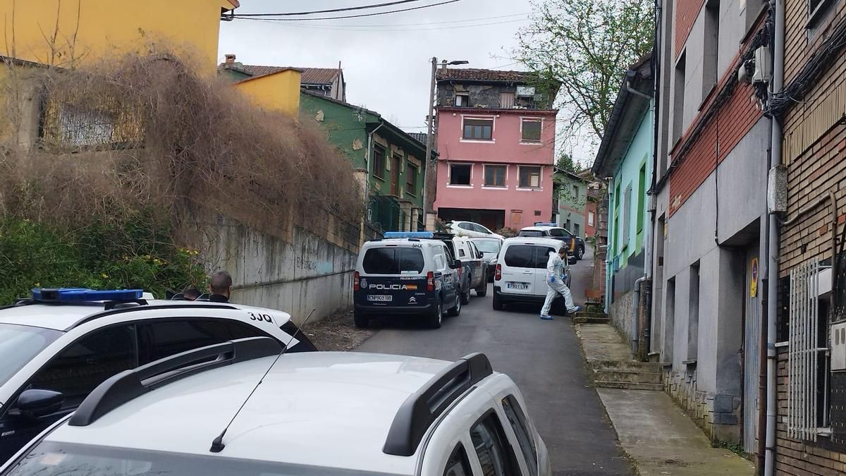 La Policía Científica, esta mañana, en la vivienda de La Felgueraa