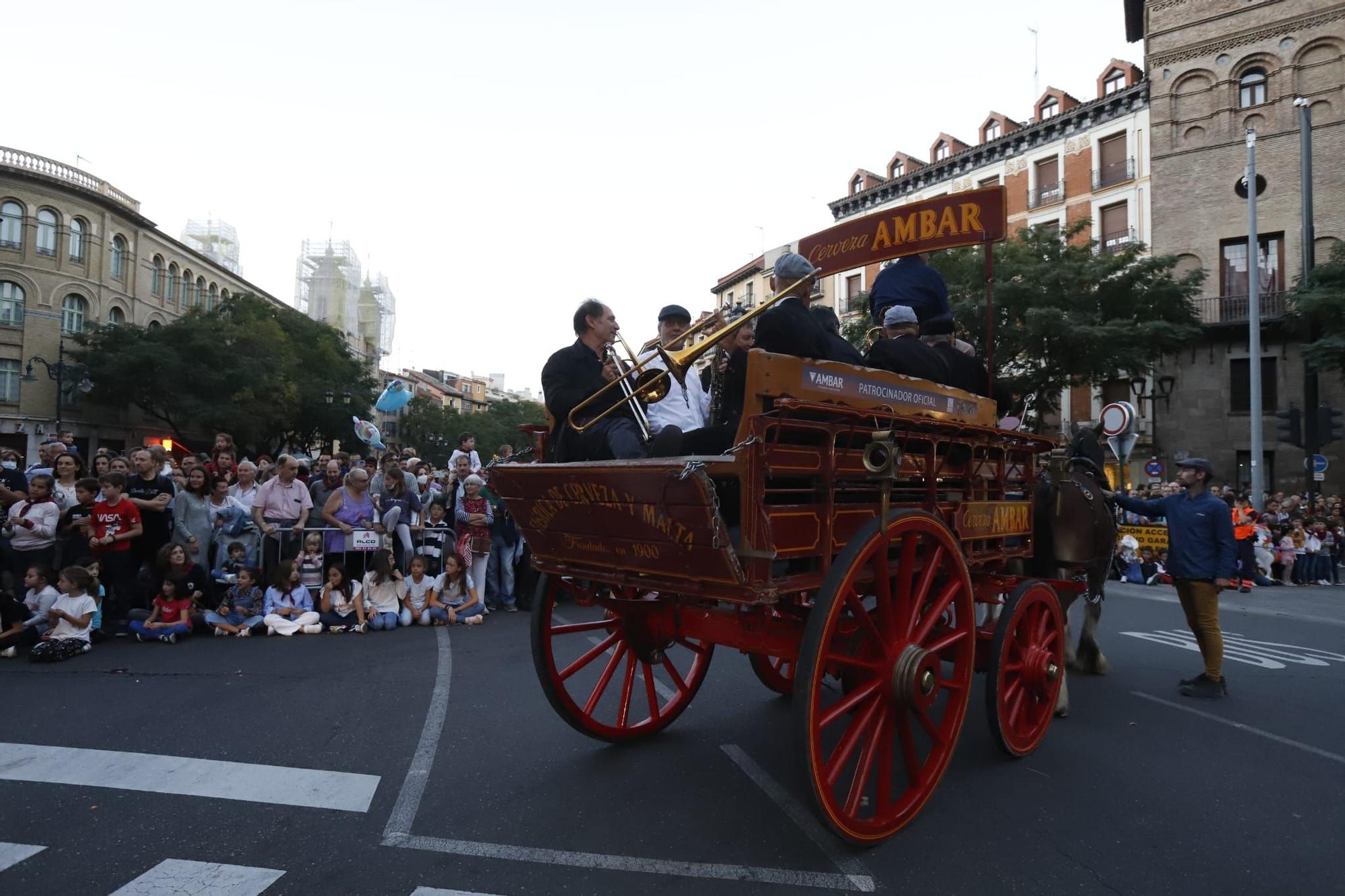 Un colorido y multitudinario pasacalles llena de alegría las calles de Zaragoza