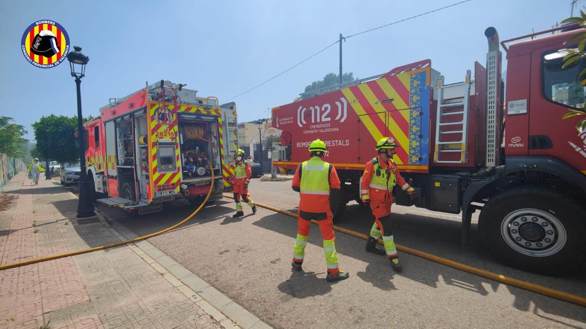 Bomberos trabajan para extinguir el incendio declarado en Estivella