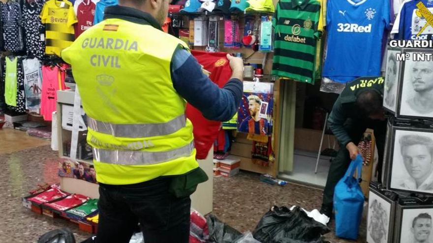 Agentes de la Guardia Civil revisan las equipaciones de uno de los establecimientos