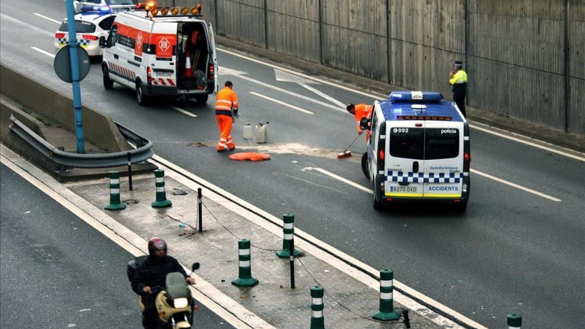 Tareas de limpieza tras un accidente de moto en la Ronda de Barcelona