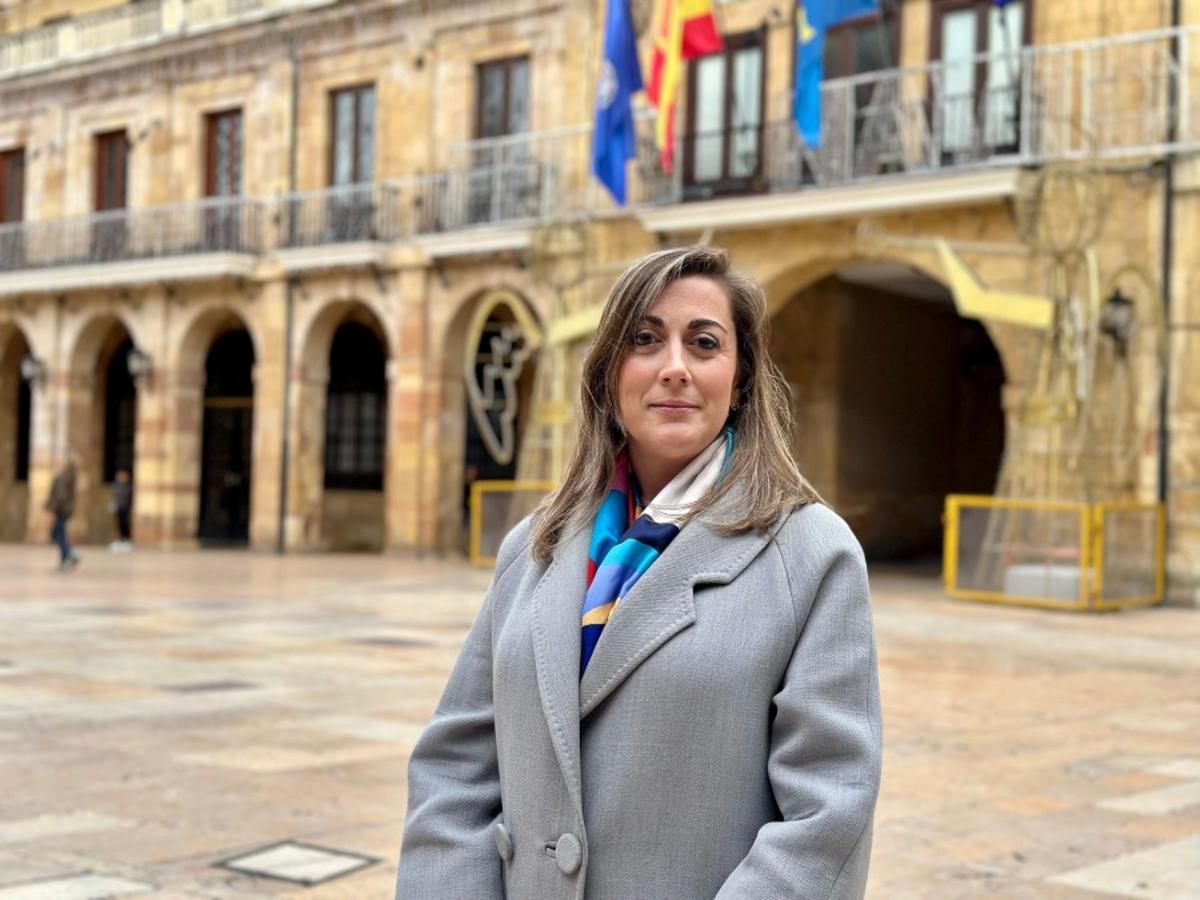 Sonsoles Peralta frente a la fachada del Ayuntamiento de Oviedo.