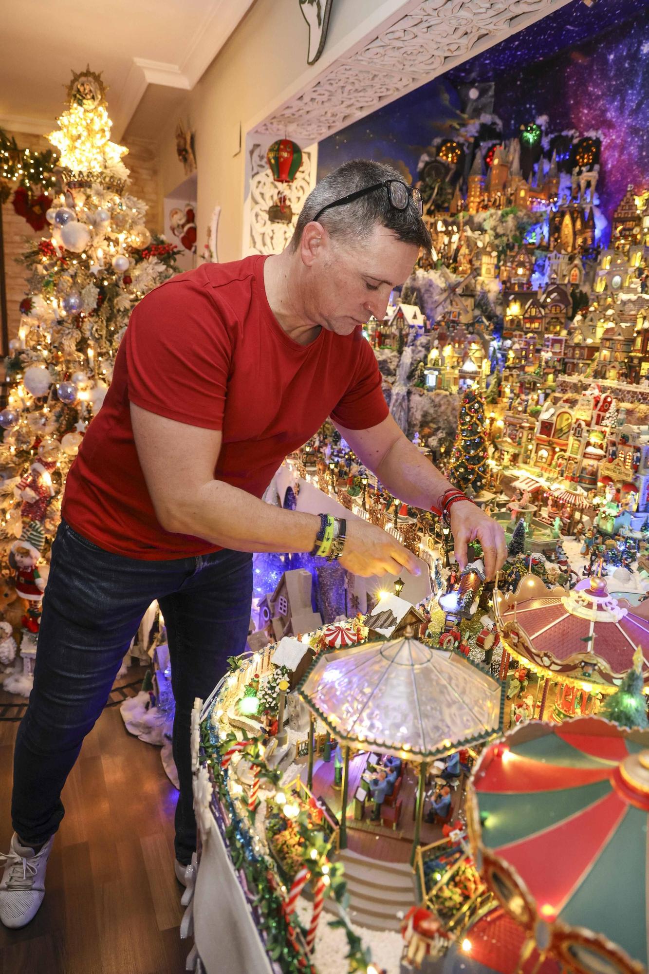 Un sanvicentero monta en su casa un espectacular poblado de navidad