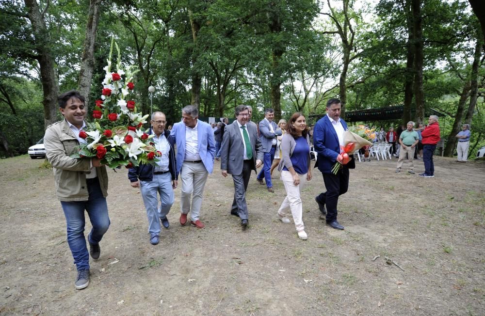 La Fundación Xosé Neiras Vilas celebra hoy su Xuntanza de Confraternidade con motivo del XXV aniversario de su creación. Hasta las Ínsuas de Gres (Vila de Cruces) se acercaron diferentes artistas.