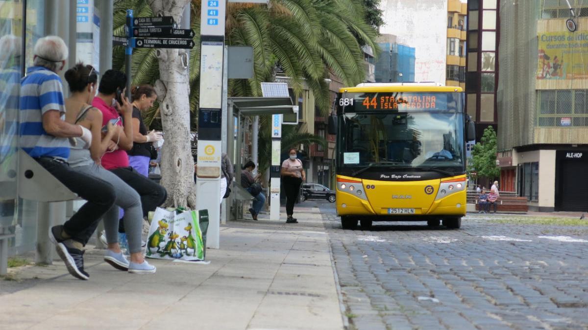 Guaguas Municipales potencia su oferta de servicio para adaptarse al repunte de viajeros.