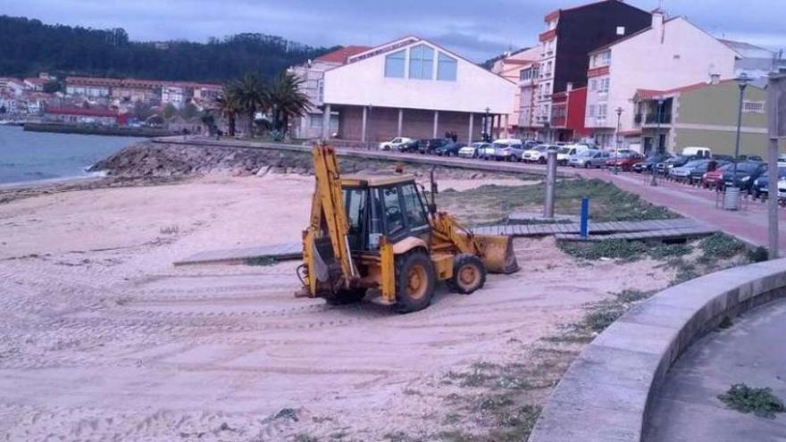 La pala limpiadora de playas trabajando en Rodeira.
