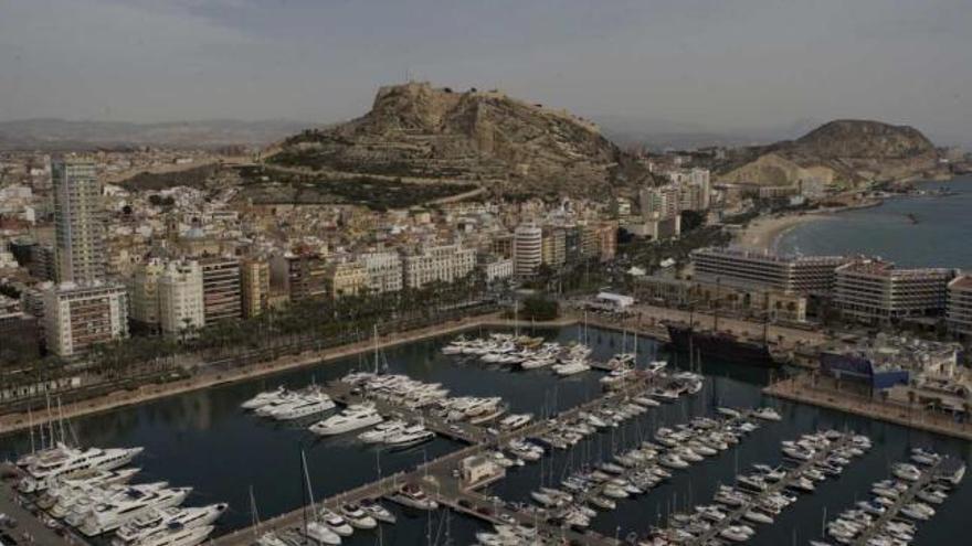 Imagen aérea del litoral de la ciudad, con el puerto en primer término y la Explanada, al fondo.