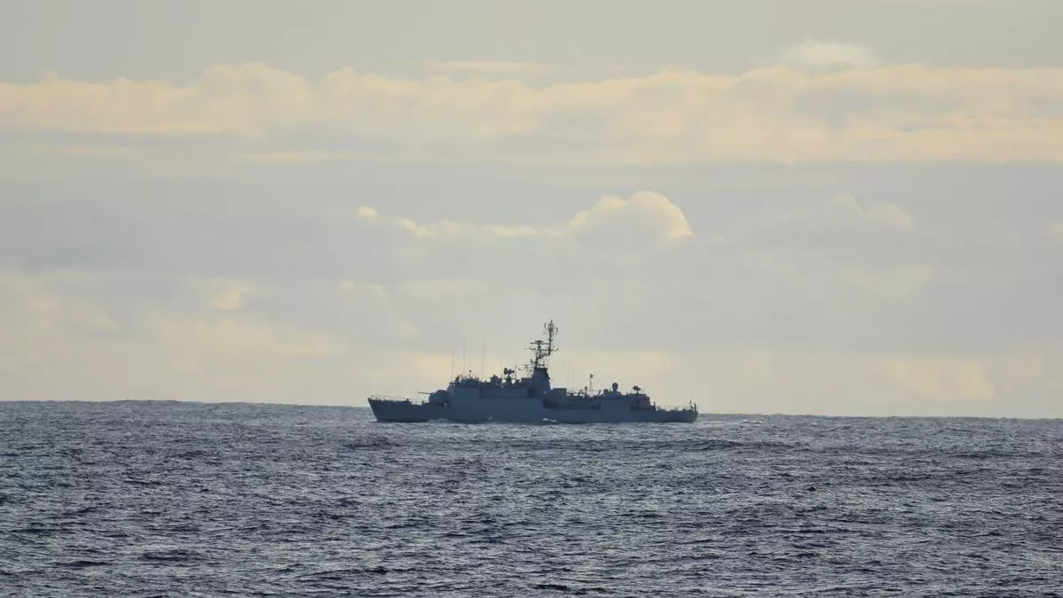 La Armada vigila a cuatro buques rusos durante su paso por el litoral de Galicia