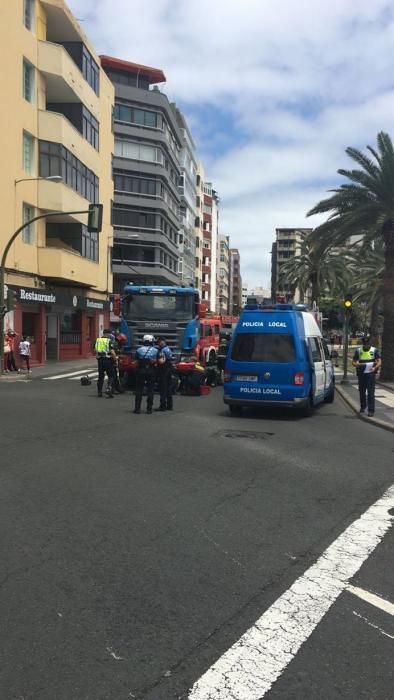 Sale ilesa tras quedar su moto bajo un camión