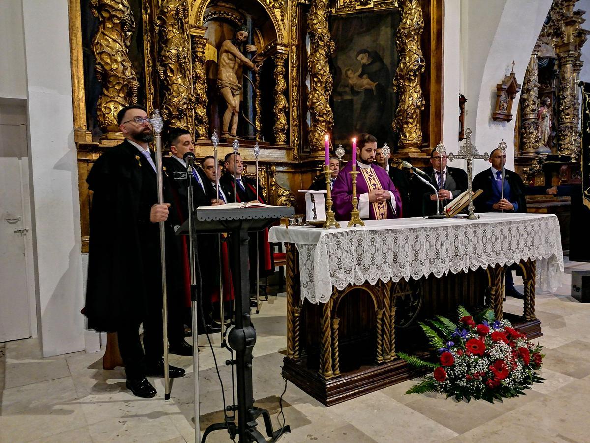 Responsables de la cofradía y el párroco, Pedro Faúndez, en la misa de Domingo de Lázaro